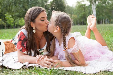 kissing mom|Free Mother And Daughter Kissing Photos .